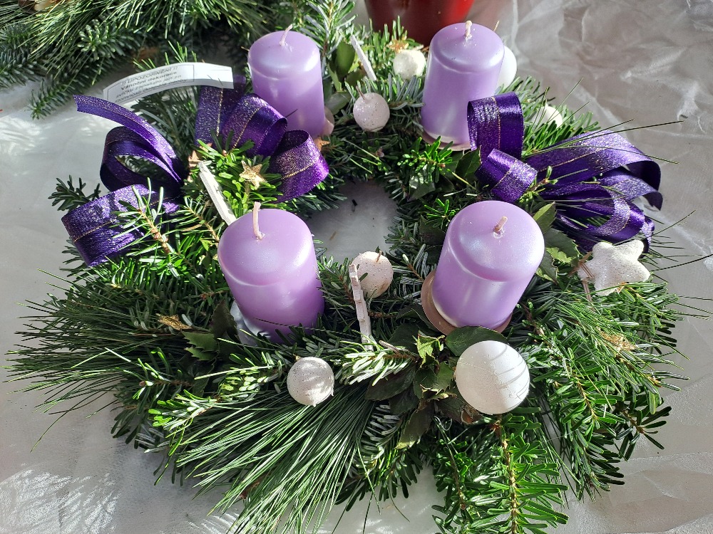 Věnec jedlový adventní 25 cm fialový