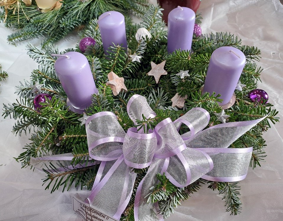 Věnec jedlový adventní 25 cm fialový 2