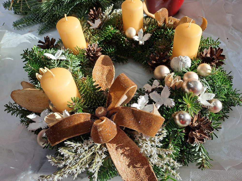 Věnec jedlový adventní 25 cm medový