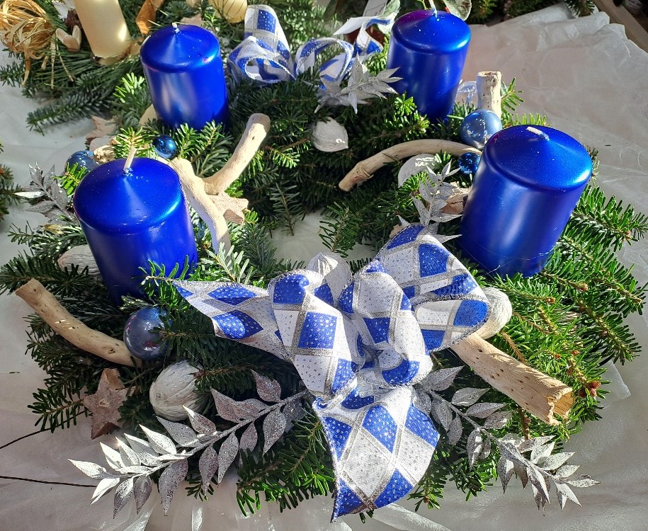 Věnec jedlový adventní 35 cm modrobílý