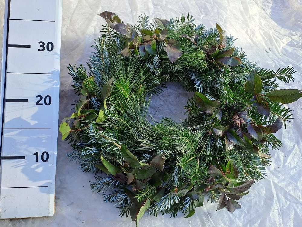 Věnec jedlový s borovicí a mahonem 30/35 cm