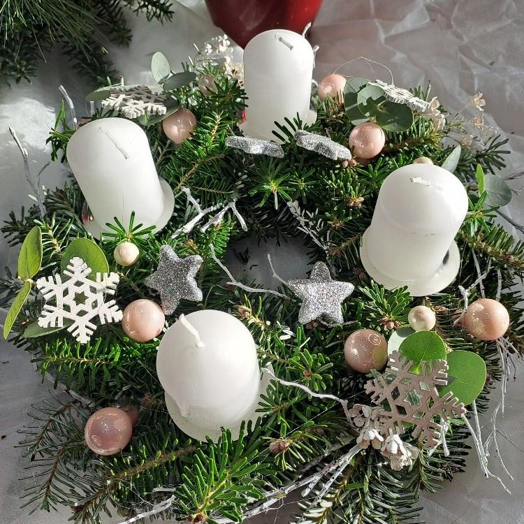 Věnec jedlový adventní 20 cm bílý 3