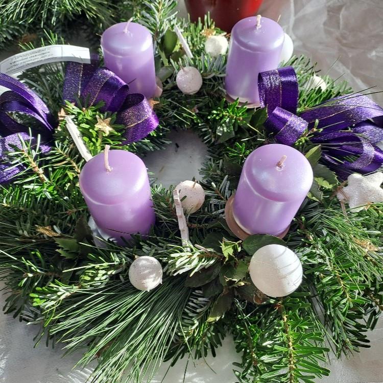 Věnec jedlový adventní 25 cm fialový