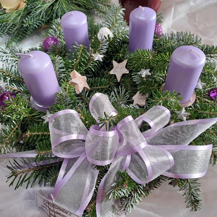 Věnec jedlový adventní 25 cm fialový 2