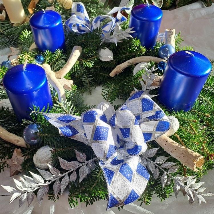 Věnec jedlový adventní 35 cm modrobílý