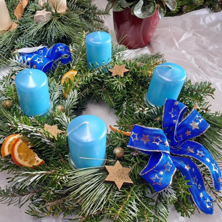 Věnec jedlový adventní 20 cm modrý